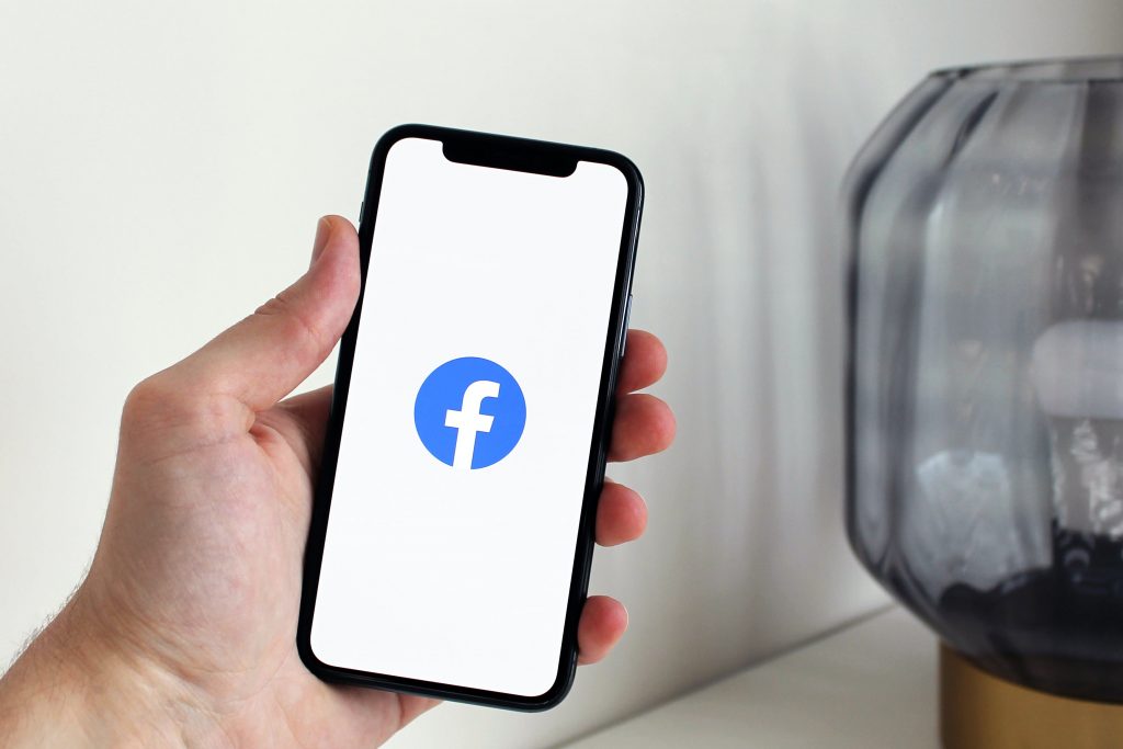 Facebook Stellenanzeigen Smartphone mit Facebook Logo