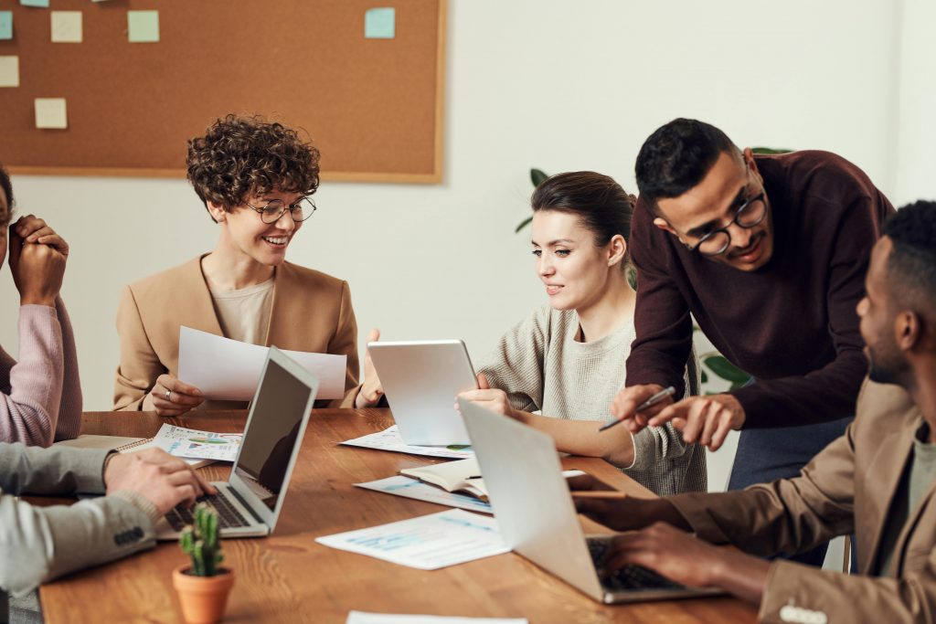 abc-mitarbeiter: team sitzt am tisch