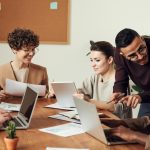 abc-mitarbeiter: team sitzt am tisch
