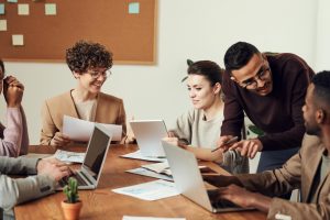 abc-mitarbeiter: team sitzt am tisch