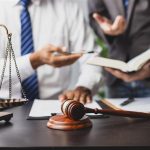 arbeitszeitgesetz schreibtisch mit männerhänden