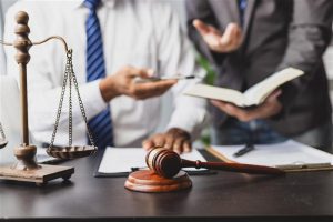 arbeitszeitgesetz schreibtisch mit männerhänden