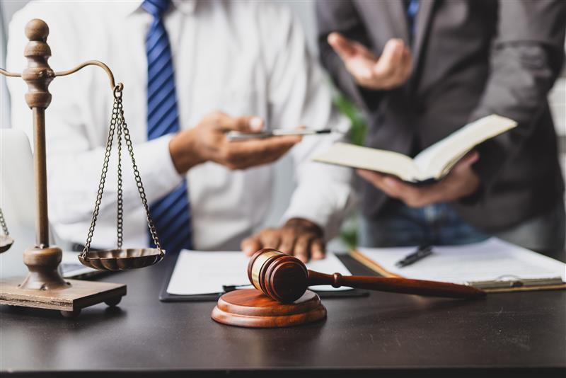 arbeitszeitgesetz schreibtisch mit männerhänden